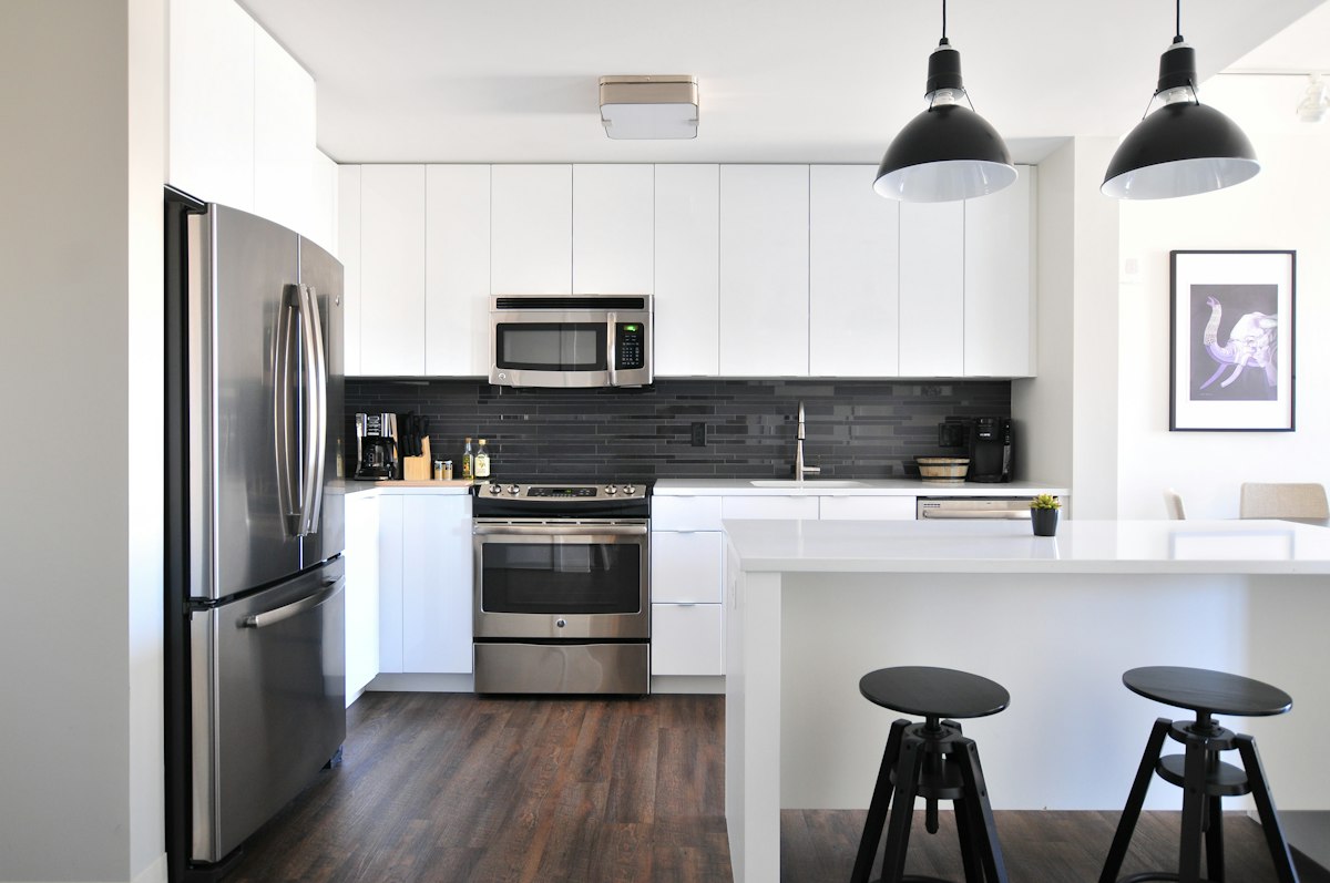 Dapur rumah dengan detail desain yang rapi dan terang