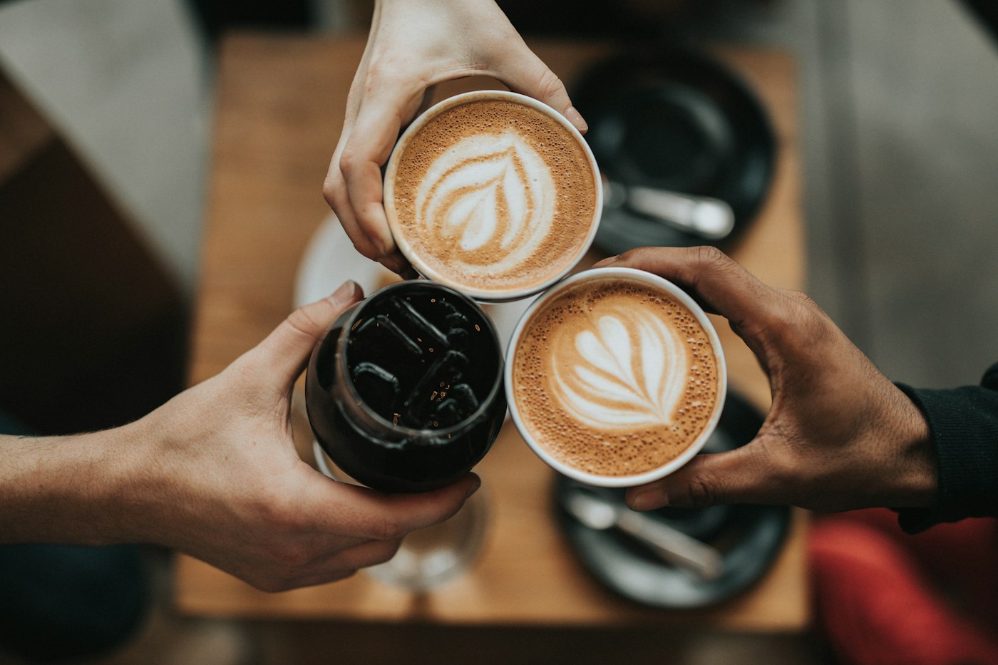Area counter kedai kopi dengan tampilan rapi dan material hangat